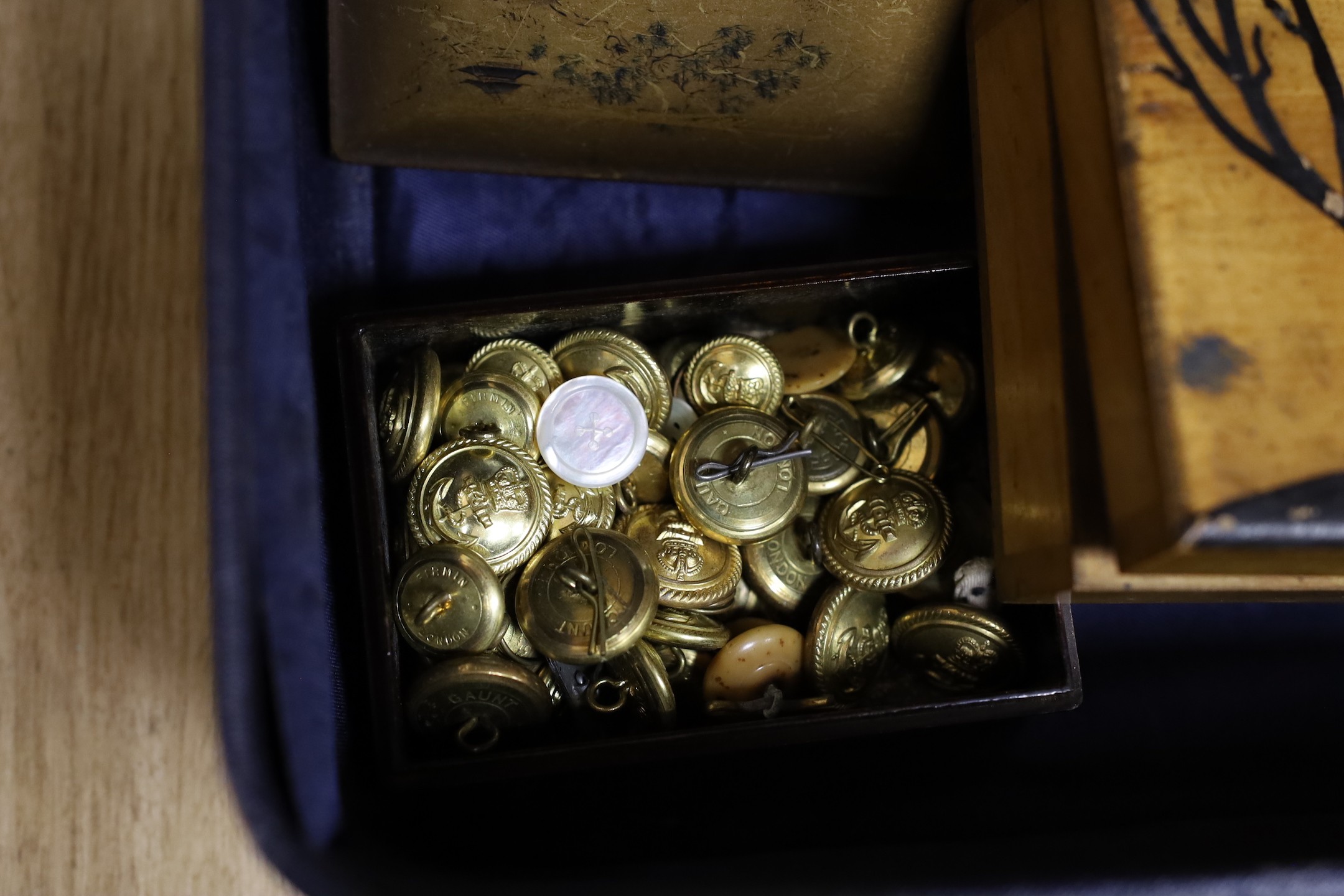 Mixed coinage, bank notes, military buttons and a badge